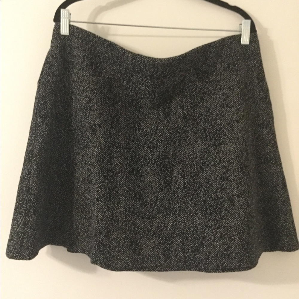 LOFT NWT Black and white Flippy skirt Size Large